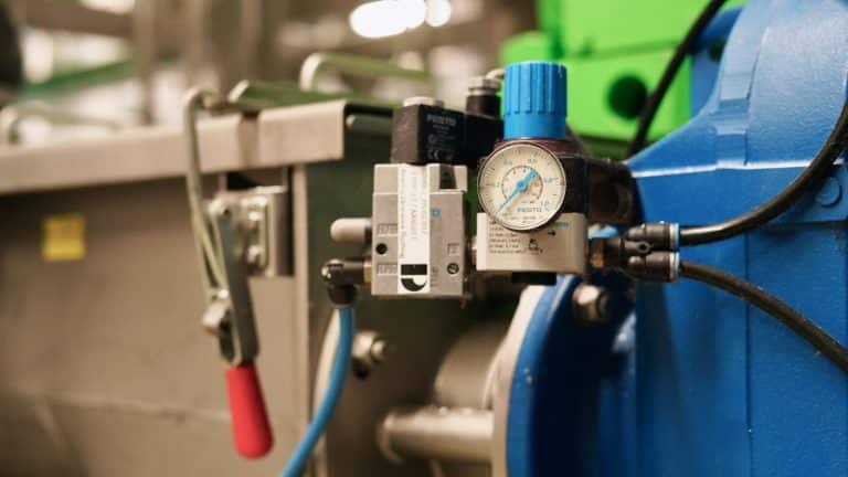 Compressed-air treatment unit with pressure gauge