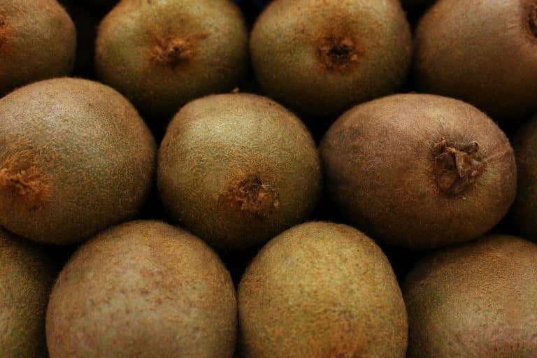 Ripe kiwifruit stacked together